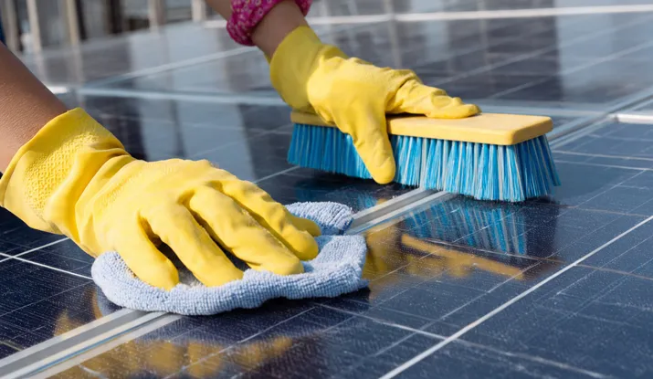 تمیز کردن پنل آبگرمکن خورشیدی با دستکش ایمنی